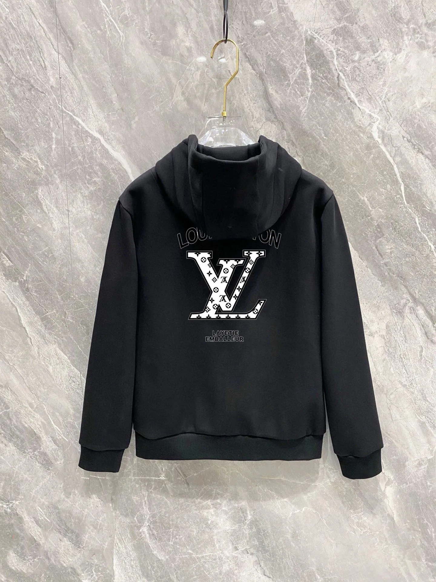 🅿️420 [LV Louis Vuitton] (Fat Man Gospel) hot-selling suit is coming. Focus on the original version of the official website. 2025 new hot-selling cardigan sweater suit. The original order is the best. 🇭🇰The meticulous work of top designers is dedicated to a fitting and perfect upper body effect. All-natural high-quality Roman cotton 100%, close-fitting comfort, noble and elegant! Original hardware embodies elegance and nobility! Counter size: M-5XL (maximum wear up to 220 pounds)